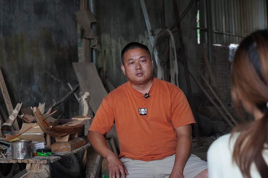 实践团成员采访刘杰师傅