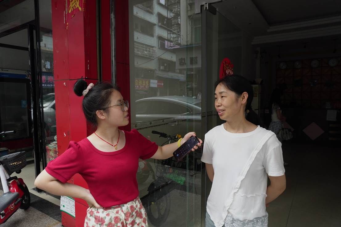 实践团成员采访居民
